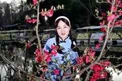 环境人像---阳春三月赏花在青山公园！