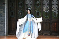 【展袖携书赴庭前】---芝枝
