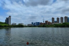 亚艺的湖景。