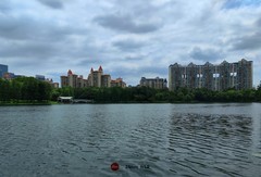 亚艺的湖景。