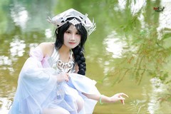 【二次元·湖边苗疆少女】---小雪