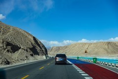 车行于帕米尔高原