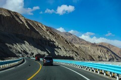 车行于帕米尔高原