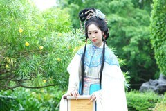 【闲展诗卷立芳丛】---芝枝