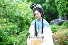 【闲展诗卷立芳丛】---芝枝