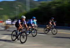 带上相机看自行车比赛。