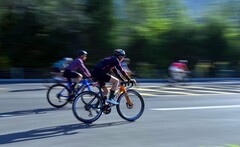 带上相机看自行车比赛。