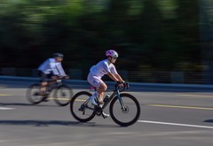 带上相机看自行车比赛。