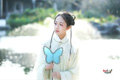 【临水照花】---憷君