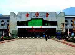 1720【不老松：纪实摄影】山河锦绣“山水之间”(01)从吉首乘火半前往贵州省省会贵阳开