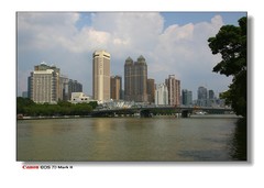 滨江边景色。