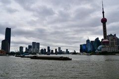 秋雨绵绵的黄浦江畔