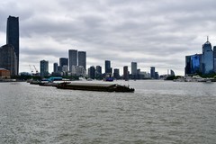 秋雨绵绵的黄浦江畔