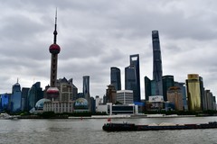 秋雨绵绵的黄浦江畔