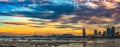 黑云铺远海  霞光染金波  层云吞落日   一水映高楼