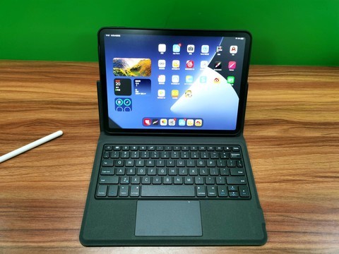  Built for Apple iPad: SMORSS Integrated Bluetooth iPad Keyboard Case
