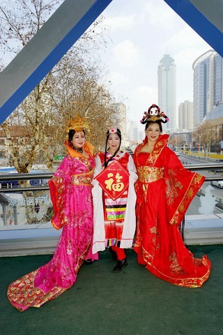 环境人像外拍--汉派影视的美女们新年贺岁! 环境人像外拍--汉派影视的美女们新年贺岁!