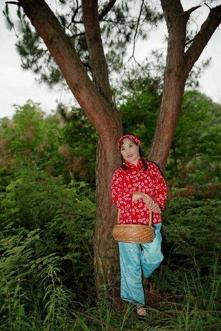 环境人像外拍---开心丽丽美女美在静静的小山村!! 环境人像外拍---开心丽丽美女美在静静的小山村!!