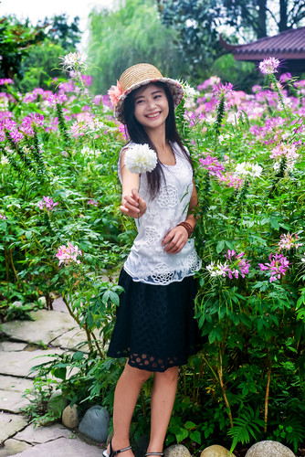 娇俏姑娘——弄花