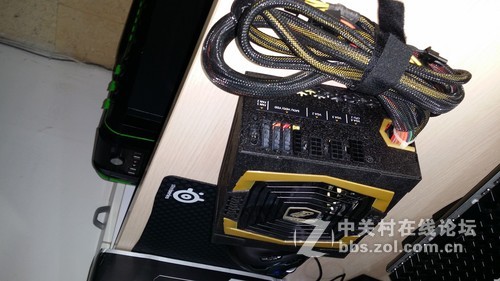 出全新全汉FSP AU1200W额定台式机金牌电源