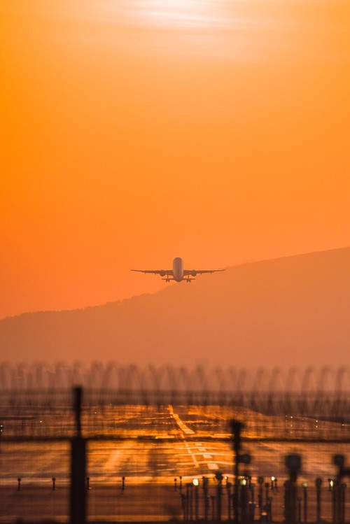 飞 机 冲 日