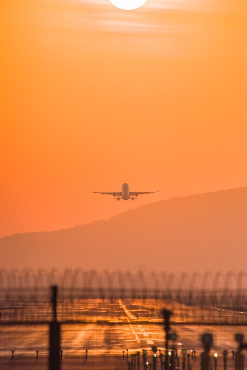飞 机 冲 日