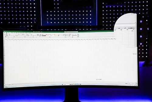 极致创新！雷鸟Q8曲屏显示器开启惊艳之旅，感受沉浸游戏体验