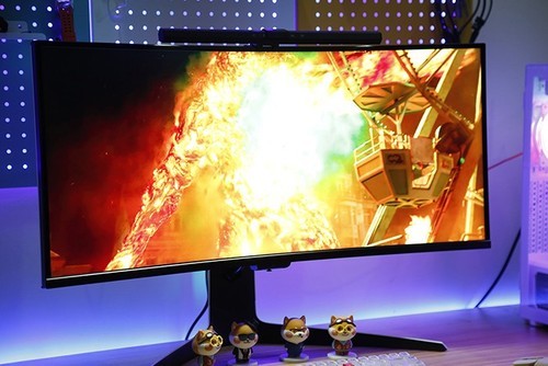 极致创新！雷鸟Q8曲屏显示器开启惊艳之旅，感受沉浸游戏体验