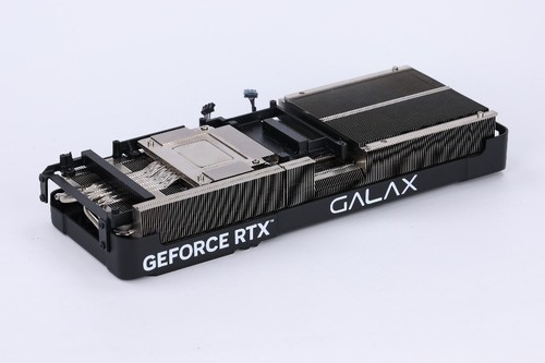 黑科技小钢炮！影驰RTX 5070金属大师OC实测