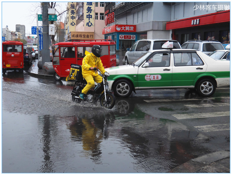 风雨中的快递哥-中关村在线摄影论坛