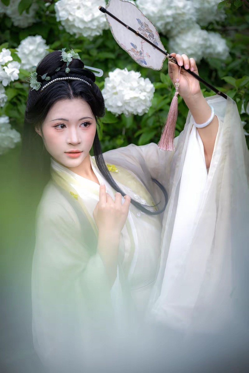 木绣球花下汉服女-中关村在线摄影论坛