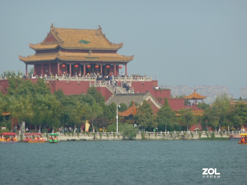 松下ZS7外出旅游很实用，成像清晰，12倍变焦收放自如，便携皮实。