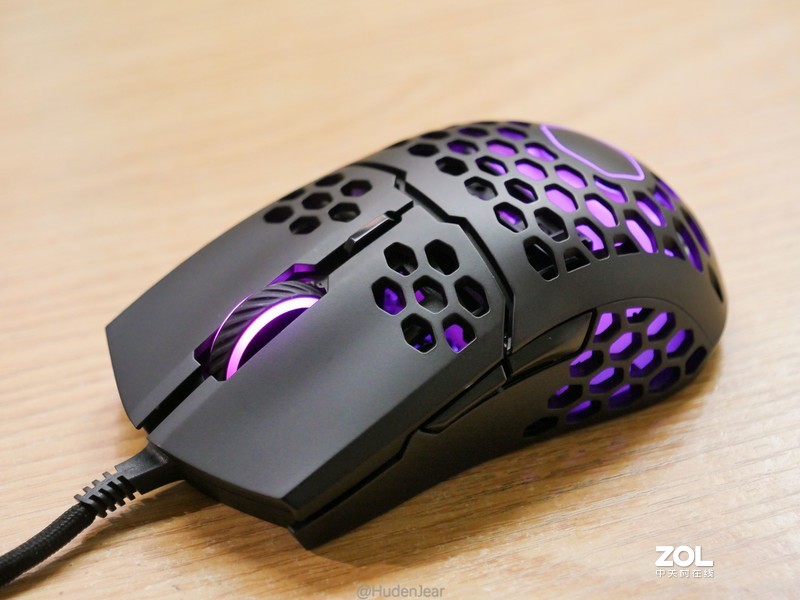 着重轻量化，辅以RGB：酷冷至尊 MM711 鼠标上手