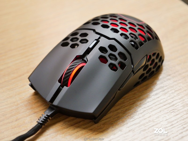 着重轻量化，辅以RGB：酷冷至尊 MM711 鼠标上手