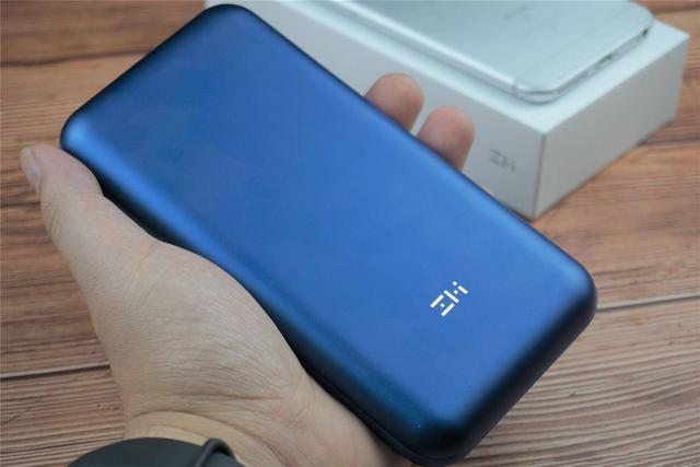 笔记本能用的手机充电宝？ZMI 10号移动电源Pro评测，超薄本必备