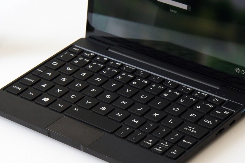 迷你掌上笔记本电脑神奇小本评测，小巧有型性能强悍