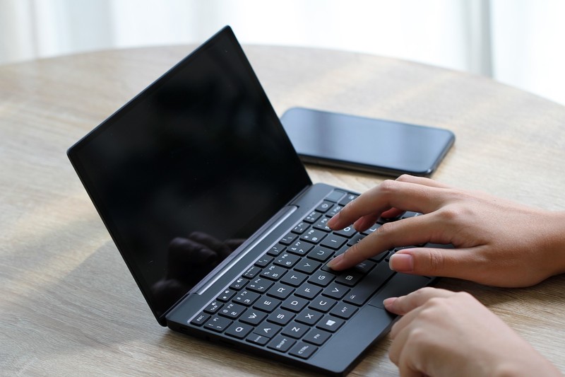 迷你掌上笔记本电脑神奇小本评测，小巧有型性能强悍