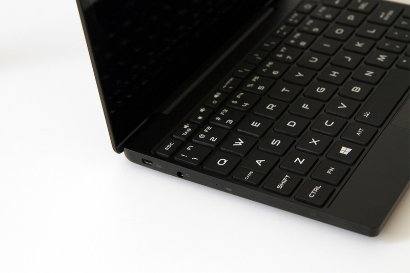 迷你掌上笔记本电脑神奇小本评测，小巧有型性能强悍