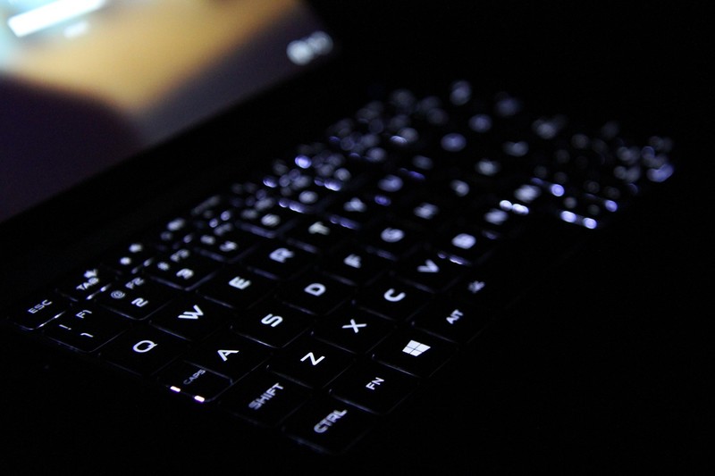 迷你掌上笔记本电脑神奇小本评测，小巧有型性能强悍