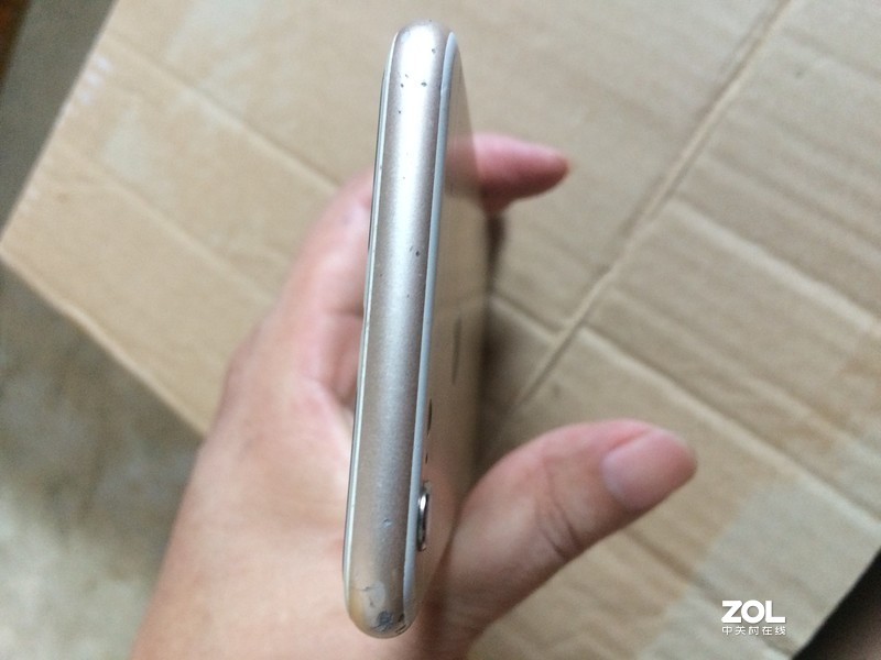 出售金色苹果6s  64g     750元