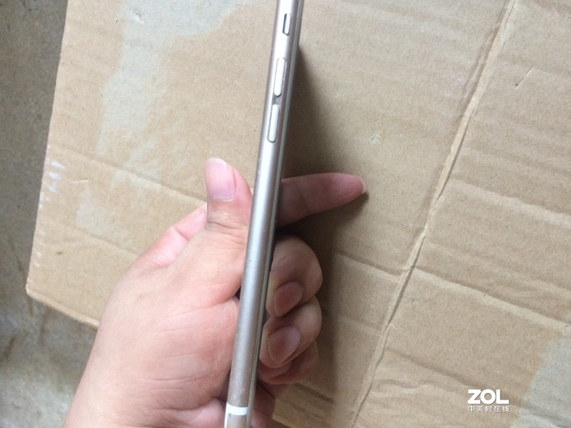 出售金色苹果6s  64g     750元