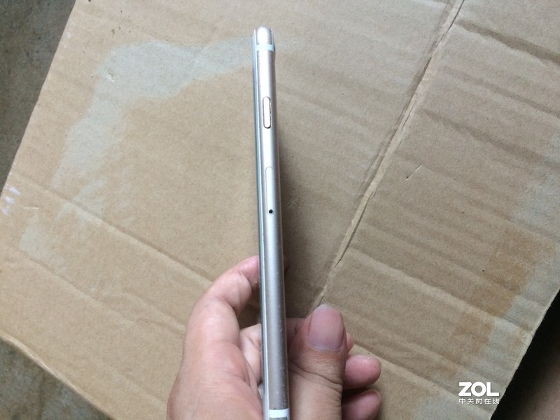 出售金色苹果6s  64g     750元