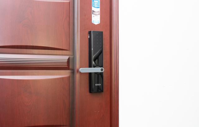 智能指纹锁真的好用么？再也不用担心锁门外