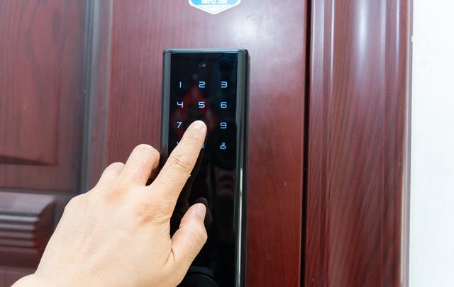 智能指纹锁真的好用么？再也不用担心锁门外
