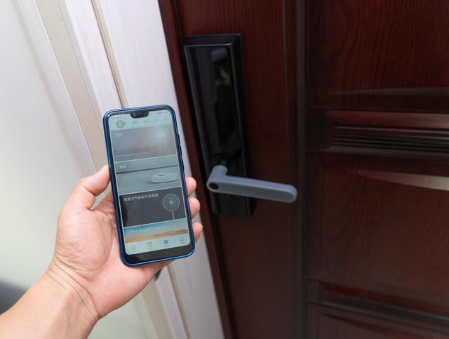智能指纹锁真的好用么？再也不用担心锁门外