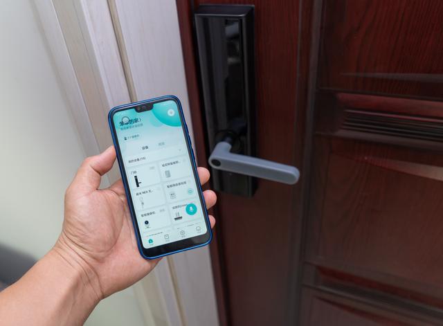 智能指纹锁真的好用么？再也不用担心锁门外