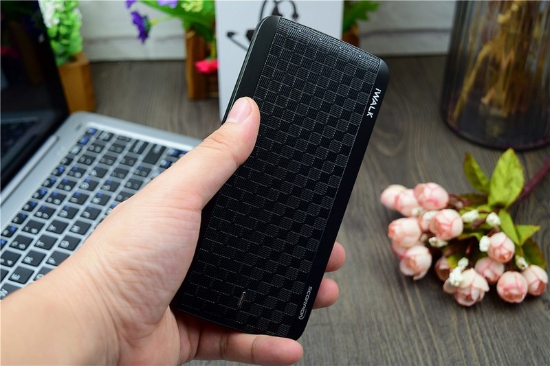 自带三线输出，从此充电不用线：iWALK魔蝎12000X移动电源评测!