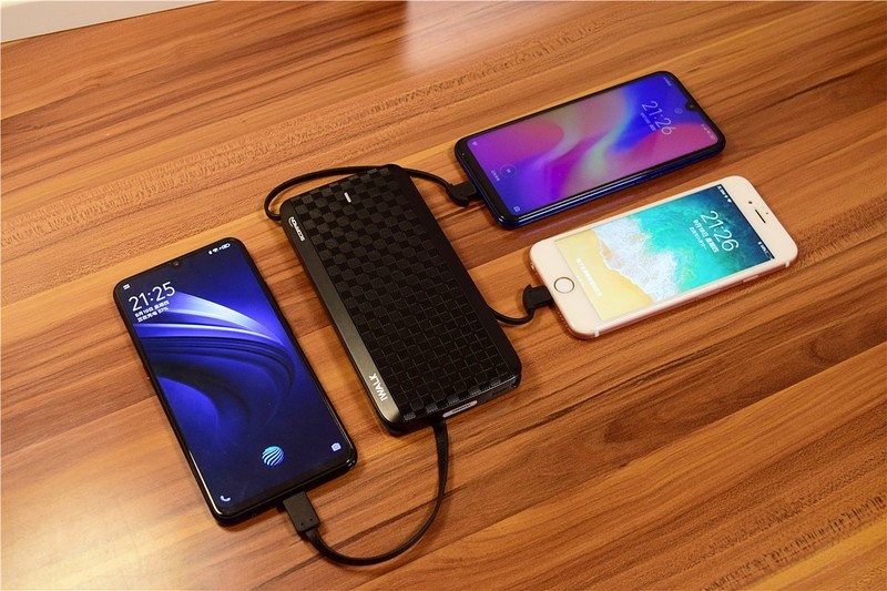 自带三线输出，从此充电不用线：iWALK魔蝎12000X移动电源评测!