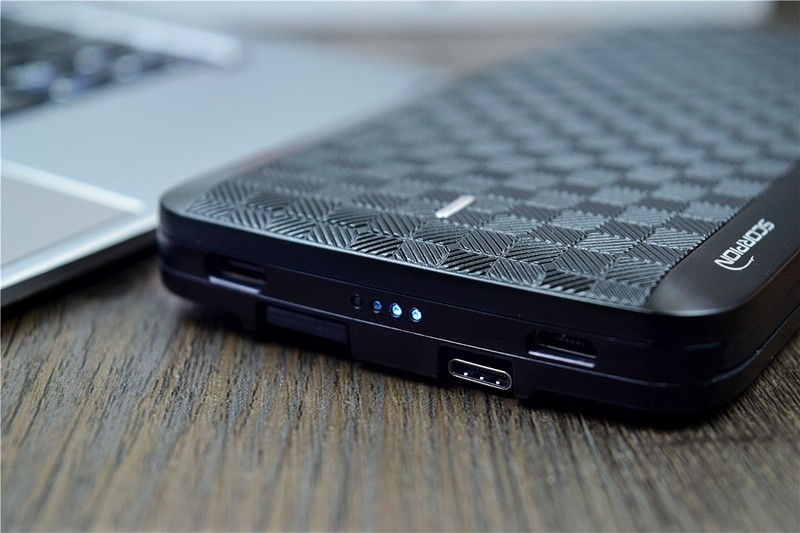 自带三线输出，从此充电不用线：iWALK魔蝎12000X移动电源评测!