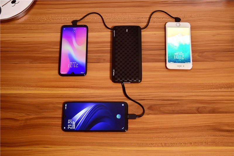 自带三线输出，从此充电不用线：iWALK魔蝎12000X移动电源评测!